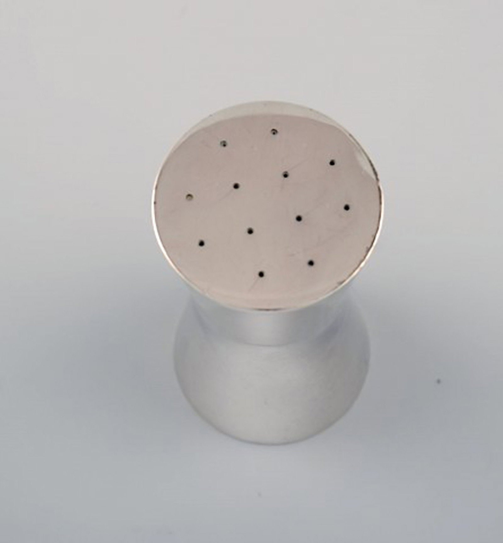 Modernist Hans Hansen for Georg Jensen salt shaker in sterling silver. 1960s. - 4