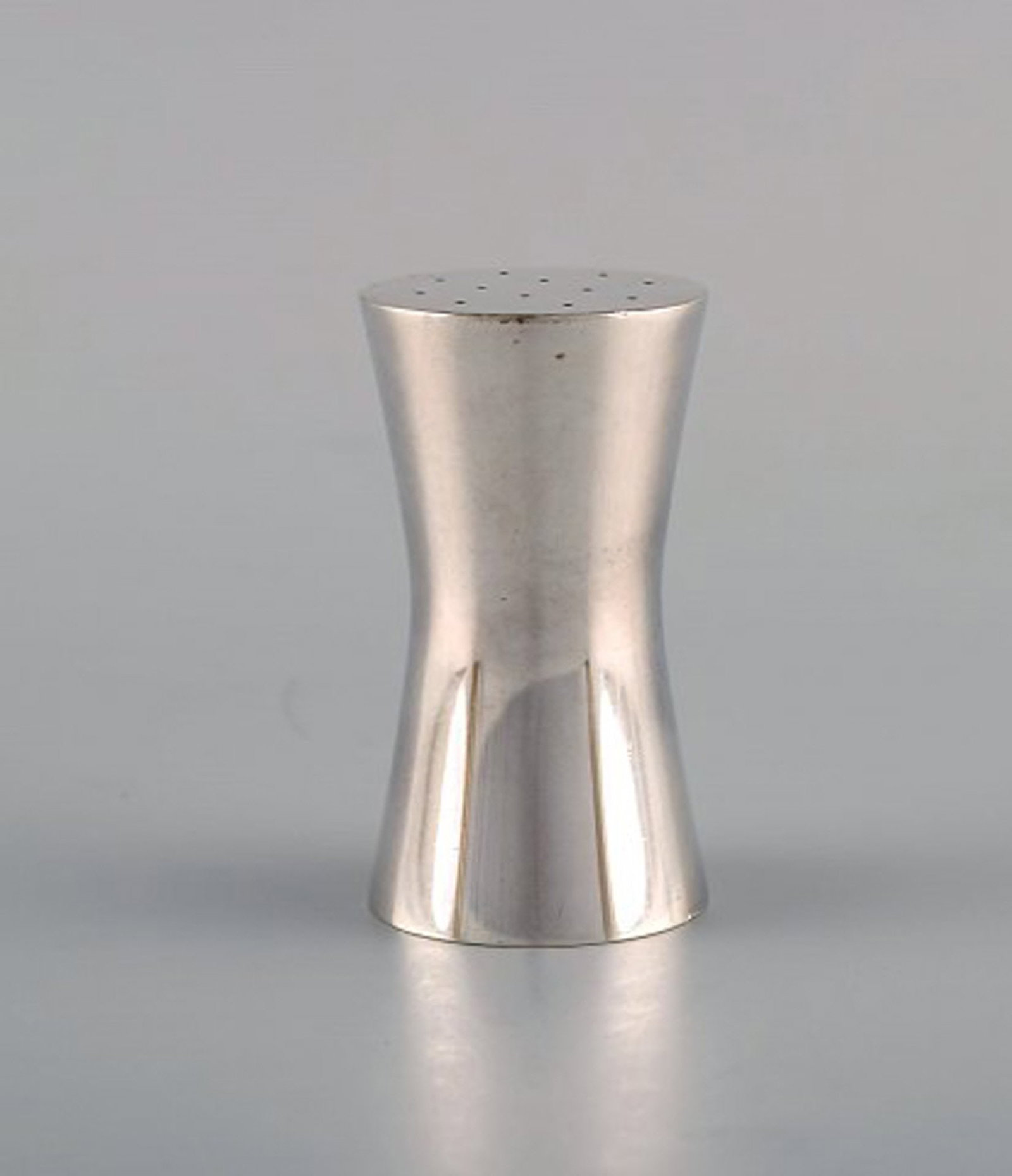 Modernist Hans Hansen for Georg Jensen salt shaker in sterling silver. 1960s. - 5