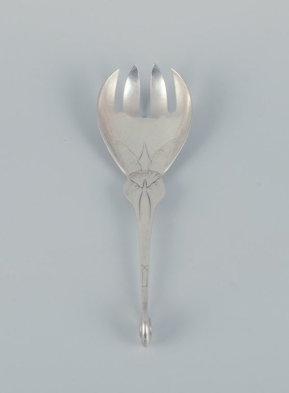 Early and rare Georg Jensen "Ornamental" pattern serving-fork chased with foliage and with a spiral - 4