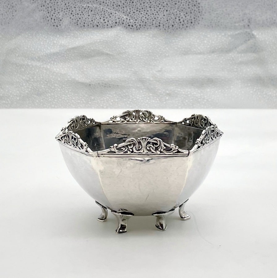 Early 20th Century Modern George V Sterling Silver Bowl London 1933 Omar Ramsden: Title:Early 20th Century Modern George V Sterling Silver Bowl London 1933 Omar Ramsden Description:Description A truly delightful sterling silver small bowl designed with a stylish hammered finished p