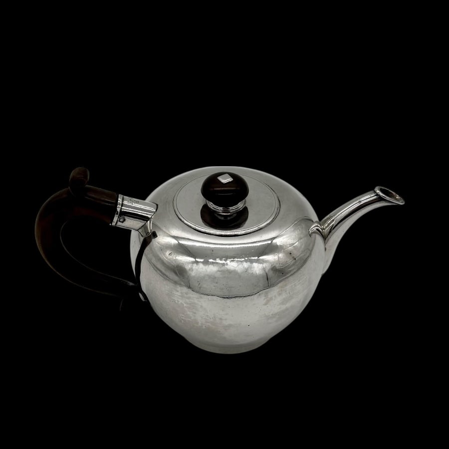Early 18th Century Antique George I Silver Bullet Teapot Exeter Joseph Collier: Title:Early 18th Century Antique George I Silver Bullet Teapot Exeter Joseph Collier Description:Description Rare and highly collectable plain formed provincial bullet teapot designed with a detachabl