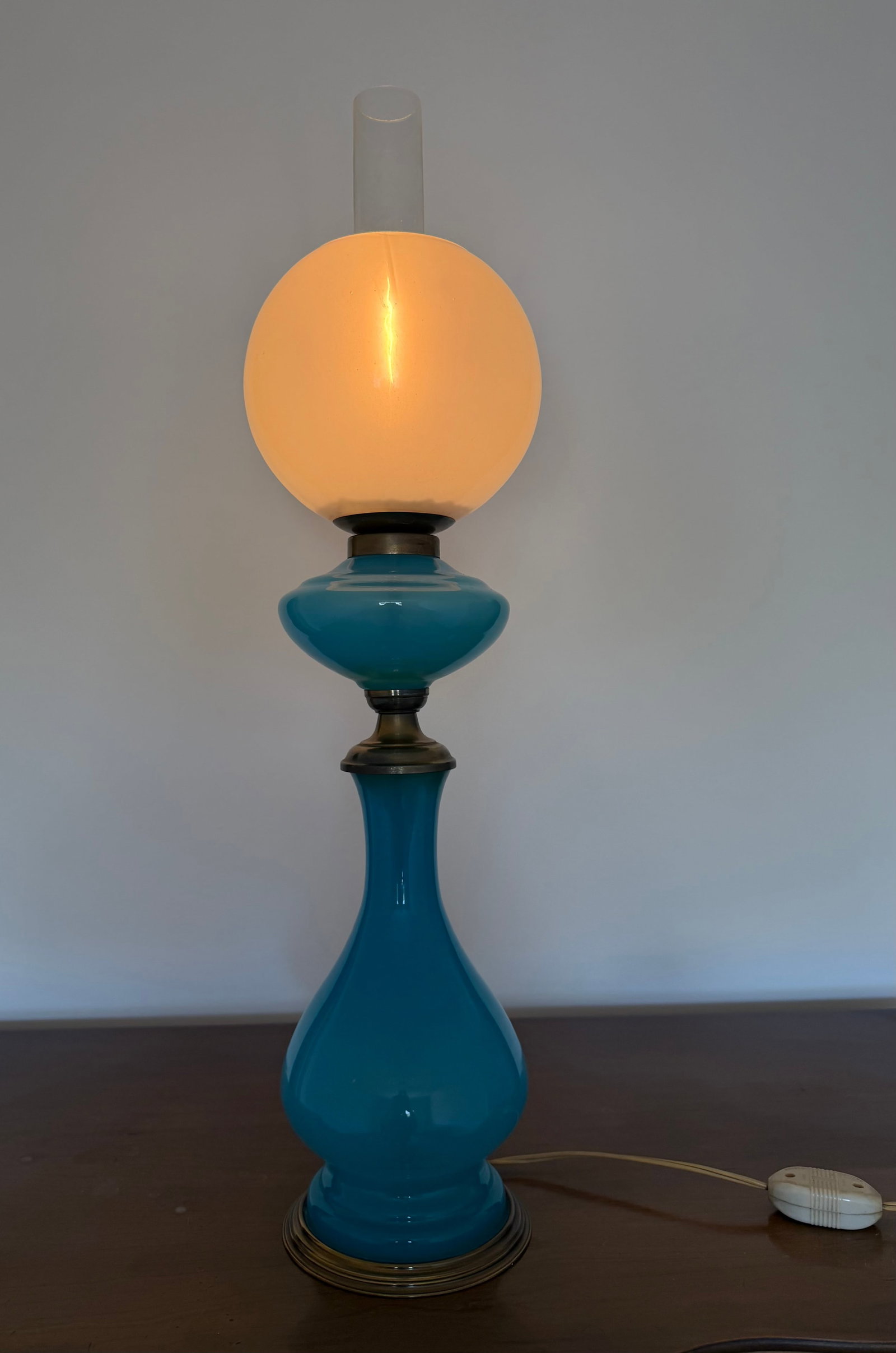 Mid-20th Century Blue and White Opalescent Glass and Brass Table Lamp - 3