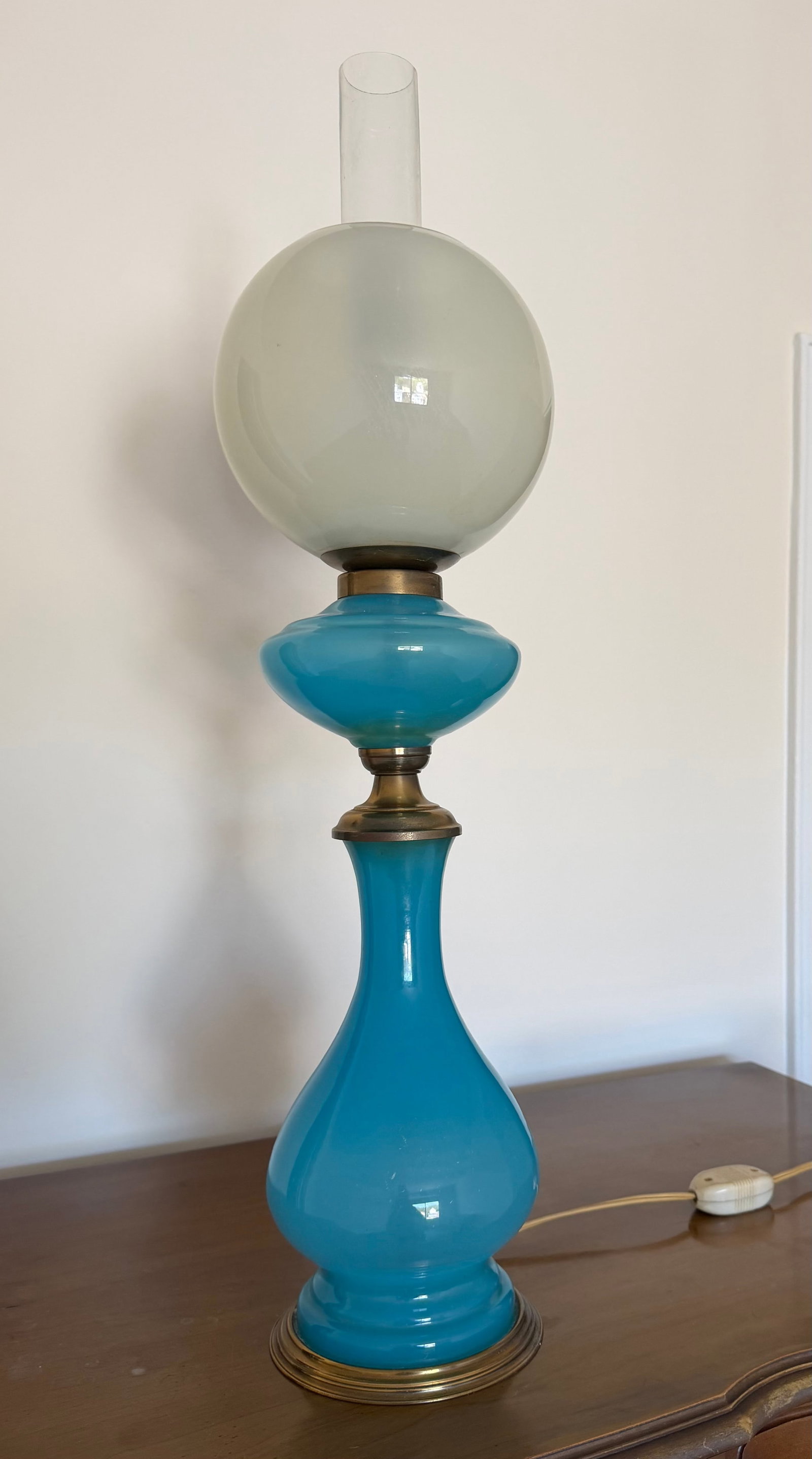 Mid-20th Century Blue and White Opalescent Glass and Brass Table Lamp - 5