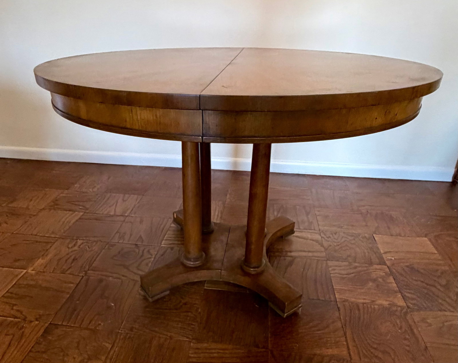 Baker Mid-20th Century Expanding Oval Pedestal Dining Table with Sunburst Veneer - 3