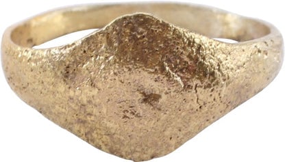 ENGLISH TUDOR/RENAISSANCE LADY’S RING 7 ¼: Title: ENGLISH TUDOR/RENAISSANCE LADY’S RING 7 ¼ Description: Gilt bronze, size 7 ¼ (slightly over) with 2.4mm rounded face band flaring to the shoulders. Layered diamond form bezel wi