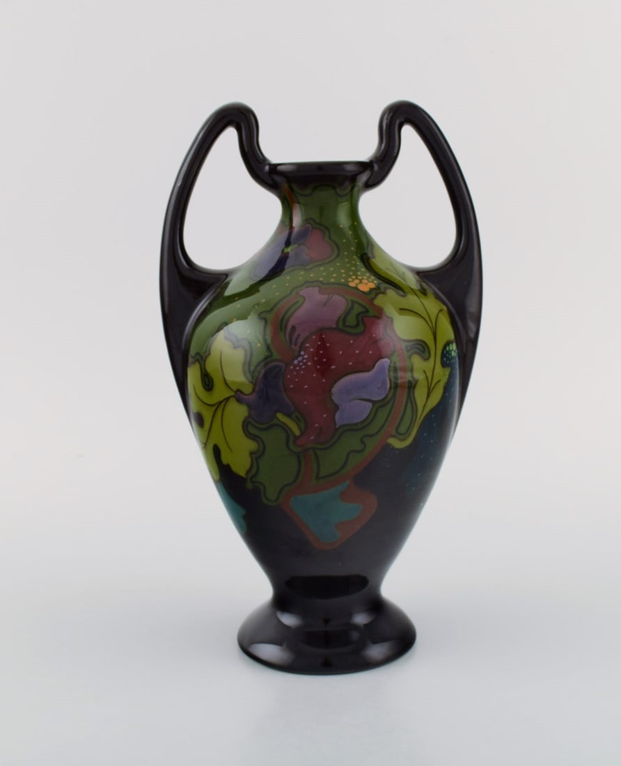 Regina, Holland. Antique art nouveau vase in glazed ceramics with hand-painted flowers and foliage. - 5