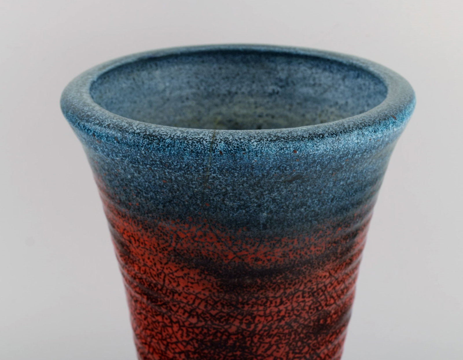 Accolay, France. Large art deco vase in glazed ceramics. Beautiful glaze in red and blue shades. - 4