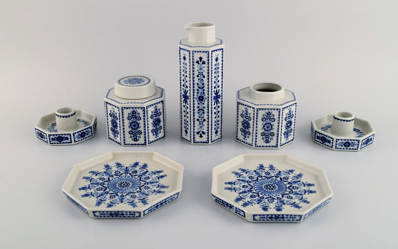 Arabia, Finland. Two candlesticks, two dishes, two tea caddies and a jug in glazed stoneware. Retro,: Brand: Arabia Arabia, Finland. Two candlesticks, two dishes, two tea caddies and a jug in glazed stoneware. Retro, 1960s / 70s. The jug measures: 17 x 6.6 cm. The tea caddy measures: 9 x 9 cm. The