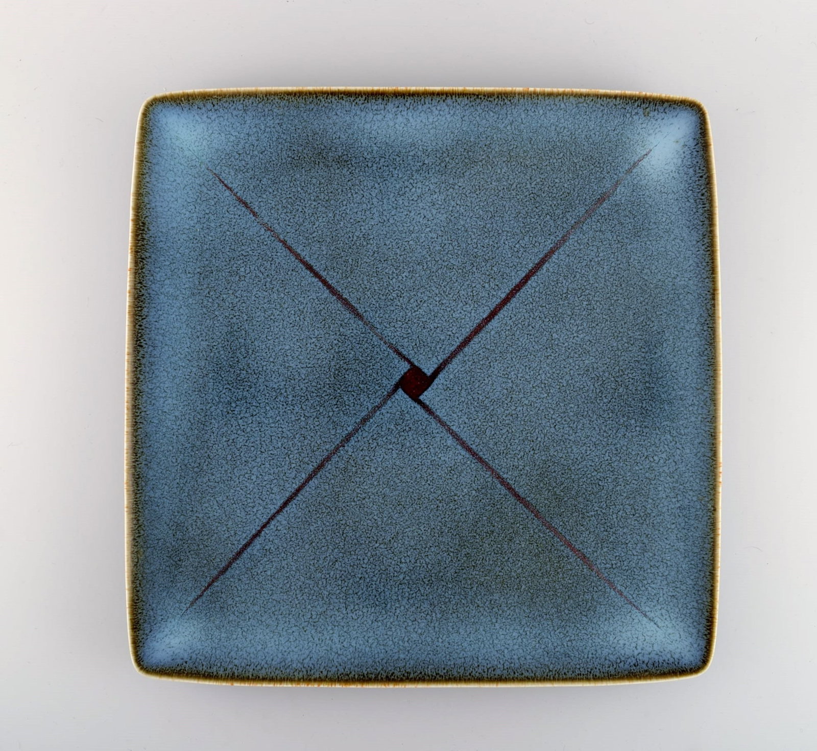 Inger Persson (b. 1936) for Rörstrand. Large square dish in glazed ceramics. Swedish design.: Brand: Rörstrand Inger Persson (b. 1936) for Rörstrand. Large square dish in glazed ceramics. Swedish design. Dated 1989. Measures: 37 x 37 x 4 cm. In excellent condition. Signed and dated.