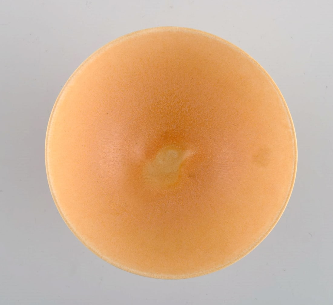 European studio ceramicist. Unique bowl on base in glazed ceramics. Beautiful glaze in light yellow - 3