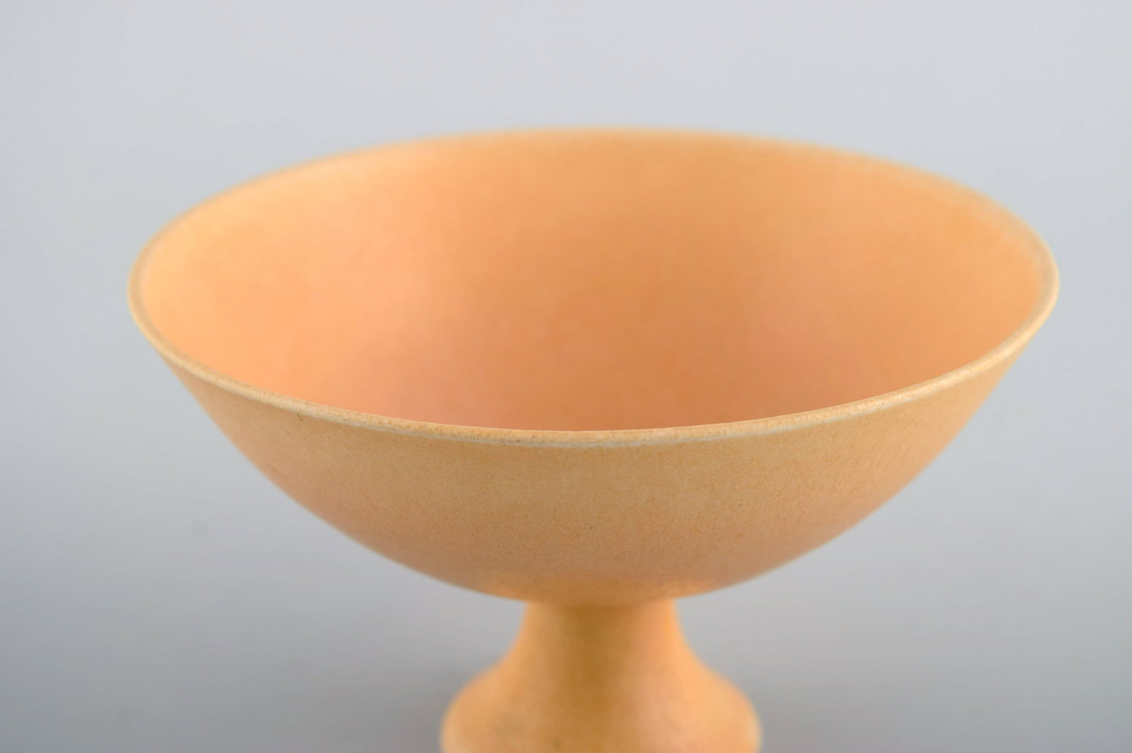 European studio ceramicist. Unique bowl on base in glazed ceramics. Beautiful glaze in light yellow - 4