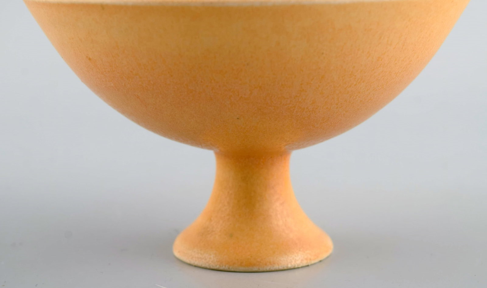 European studio ceramicist. Unique bowl on base in glazed ceramics. Beautiful glaze in light yellow - 5