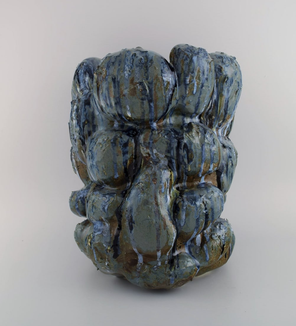 Christina Muff, Danish contemporary ceramicist (b. 1971). Large, hand modeled stoneware sculptural - 2