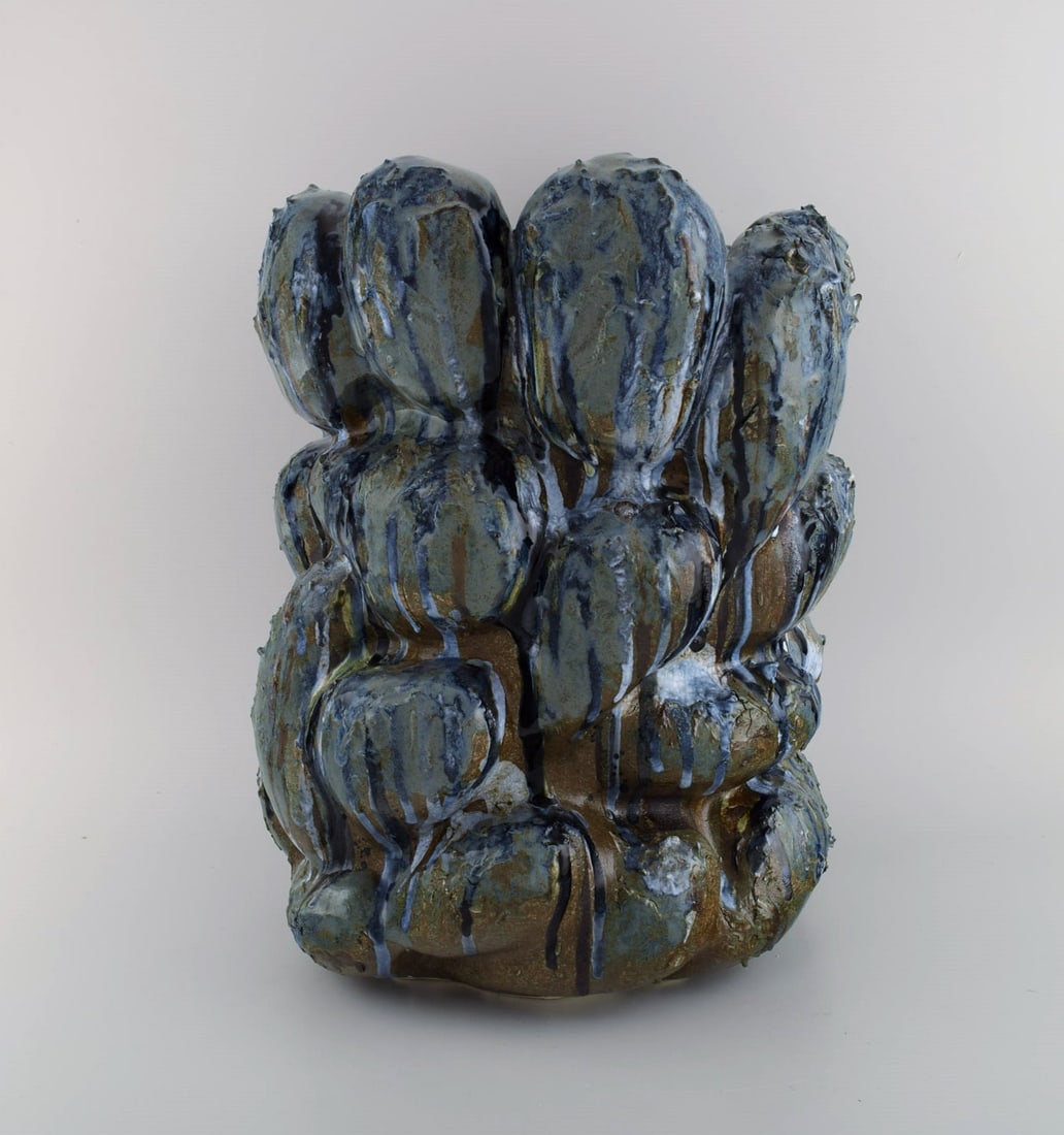 Christina Muff, Danish contemporary ceramicist (b. 1971). Large, hand modeled stoneware sculptural - 3