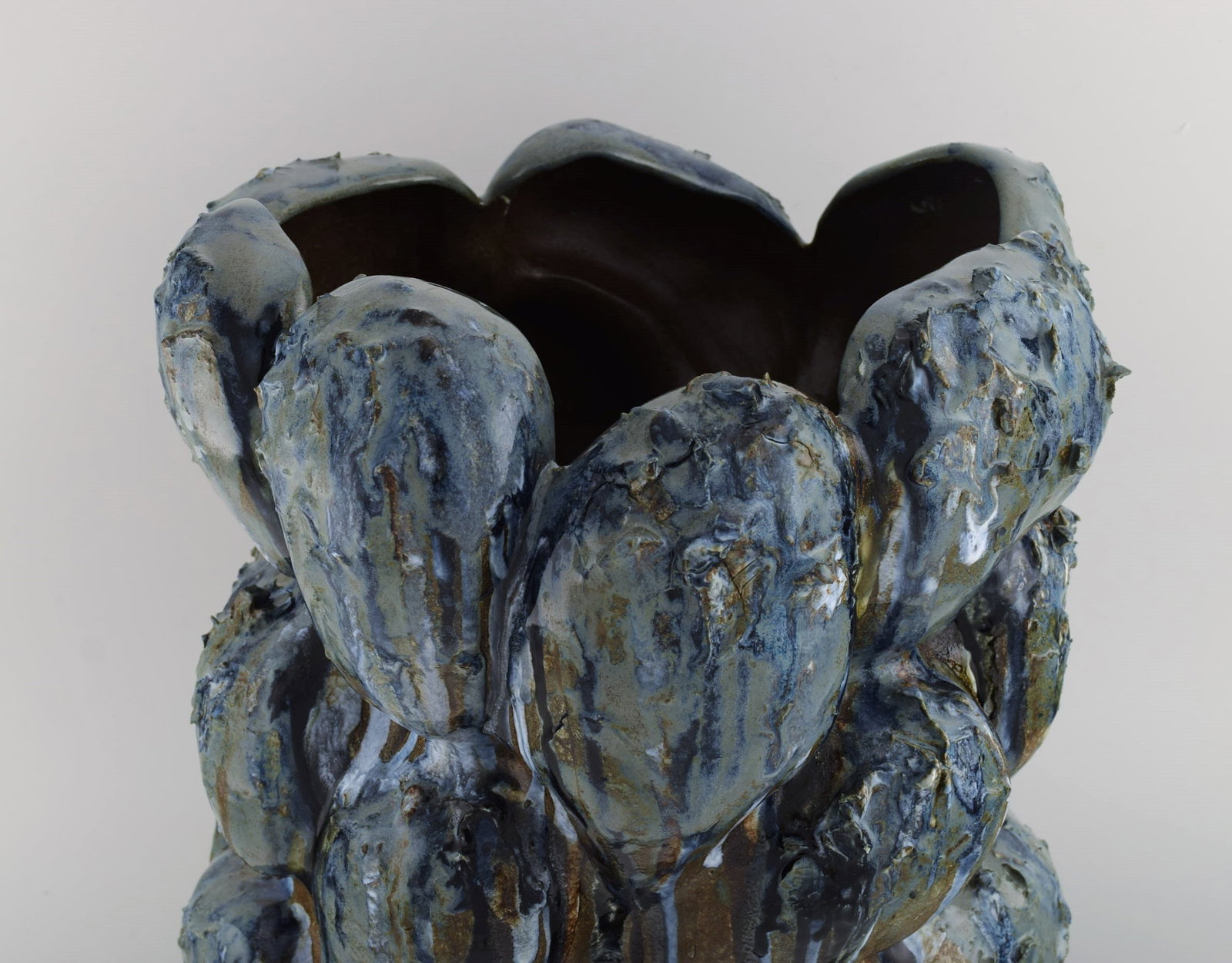 Christina Muff, Danish contemporary ceramicist (b. 1971). Large, hand modeled stoneware sculptural - 4