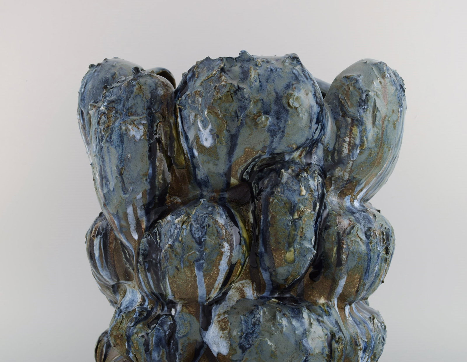 Christina Muff, Danish contemporary ceramicist (b. 1971). Large, hand modeled stoneware sculptural - 5