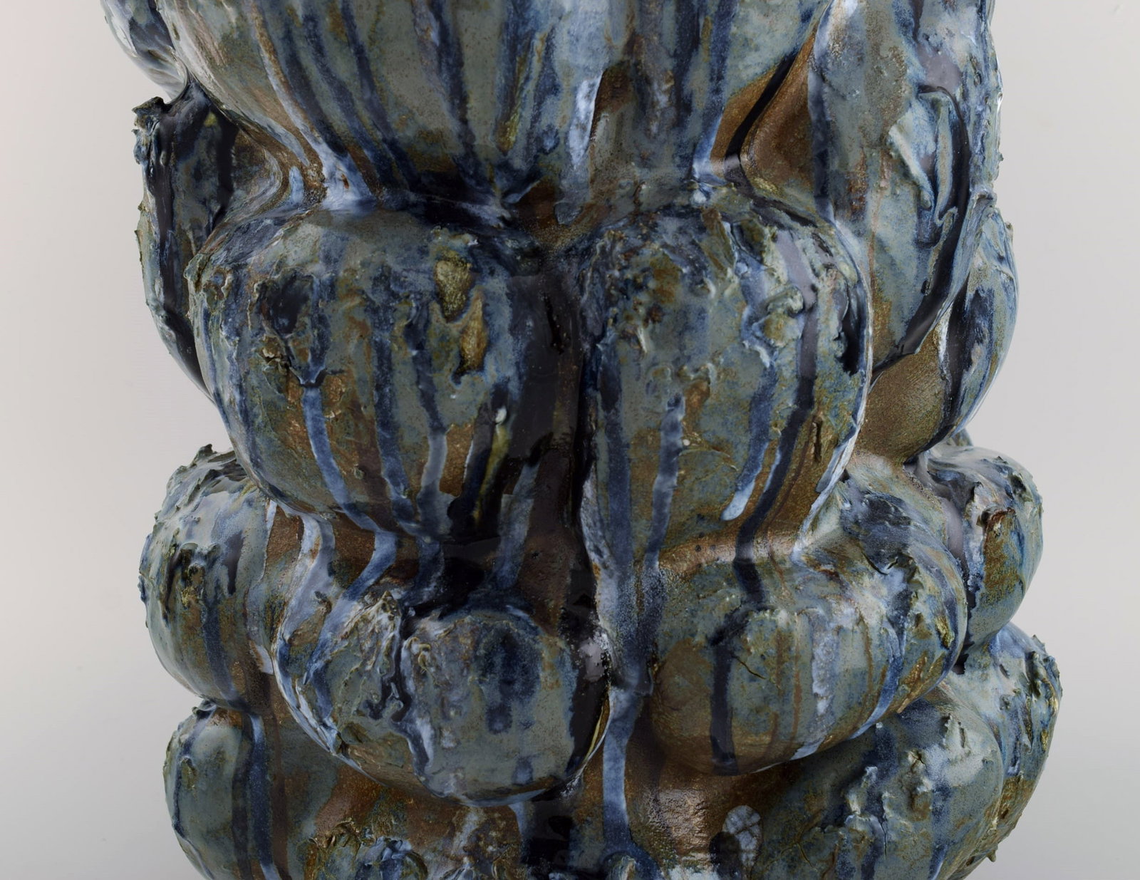 Christina Muff, Danish contemporary ceramicist (b. 1971). Large, hand modeled stoneware sculptural - 7