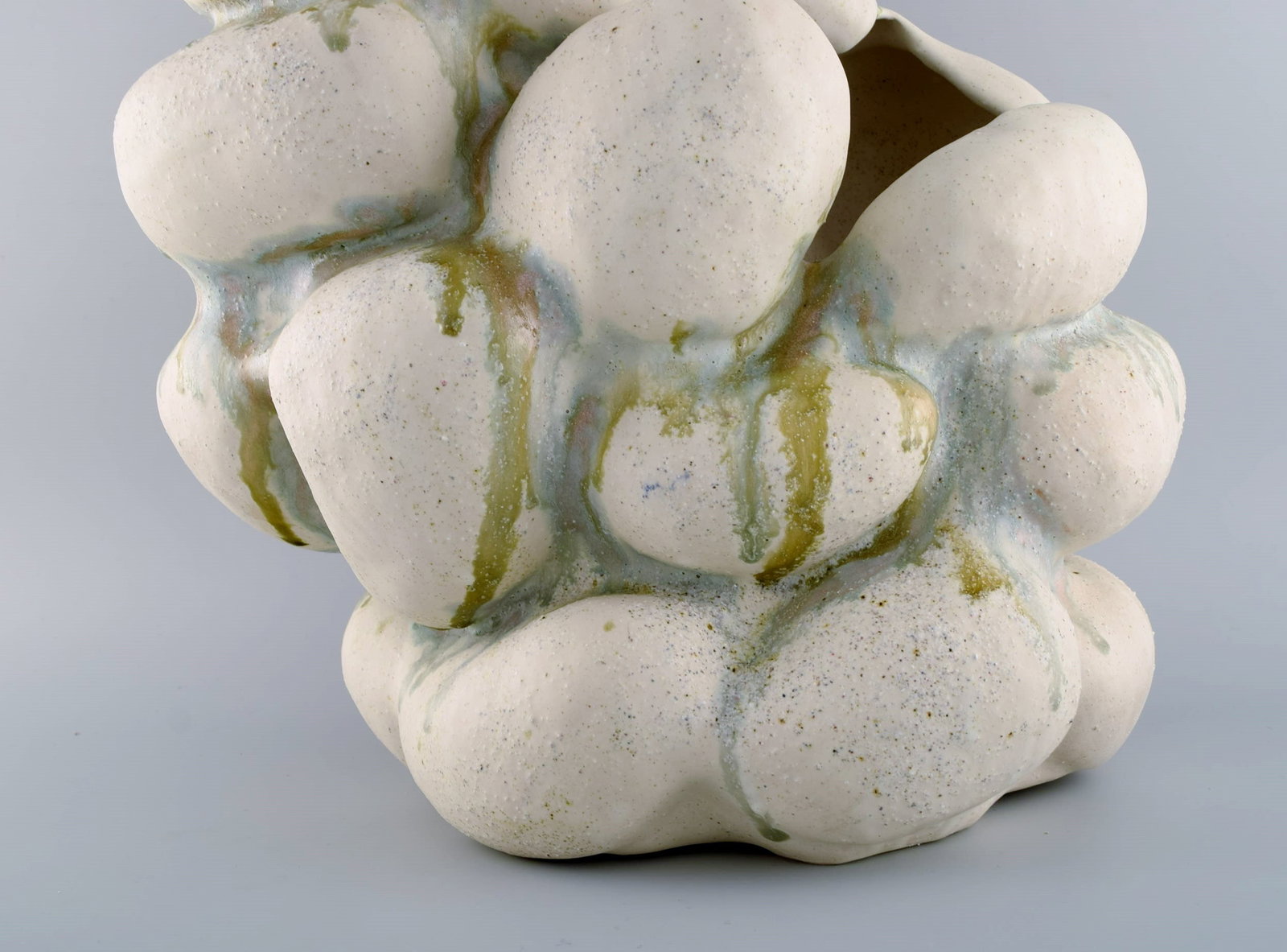 Christina Muff, Danish contemporary ceramicist (b. 1971). Hand modeled sculptural vase of stoneware - 3