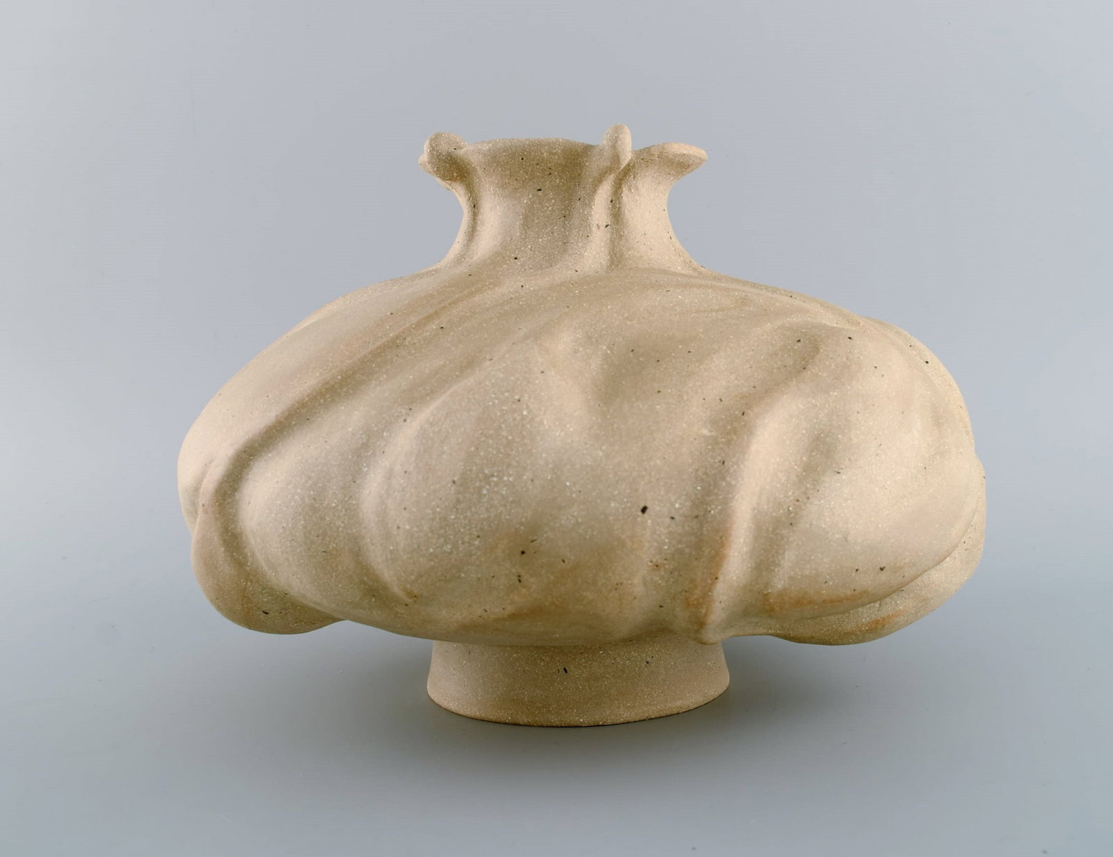 Christina Muff, Danish contemporary ceramicist (b. 1971). Hand modeled sculptural vase with - 5