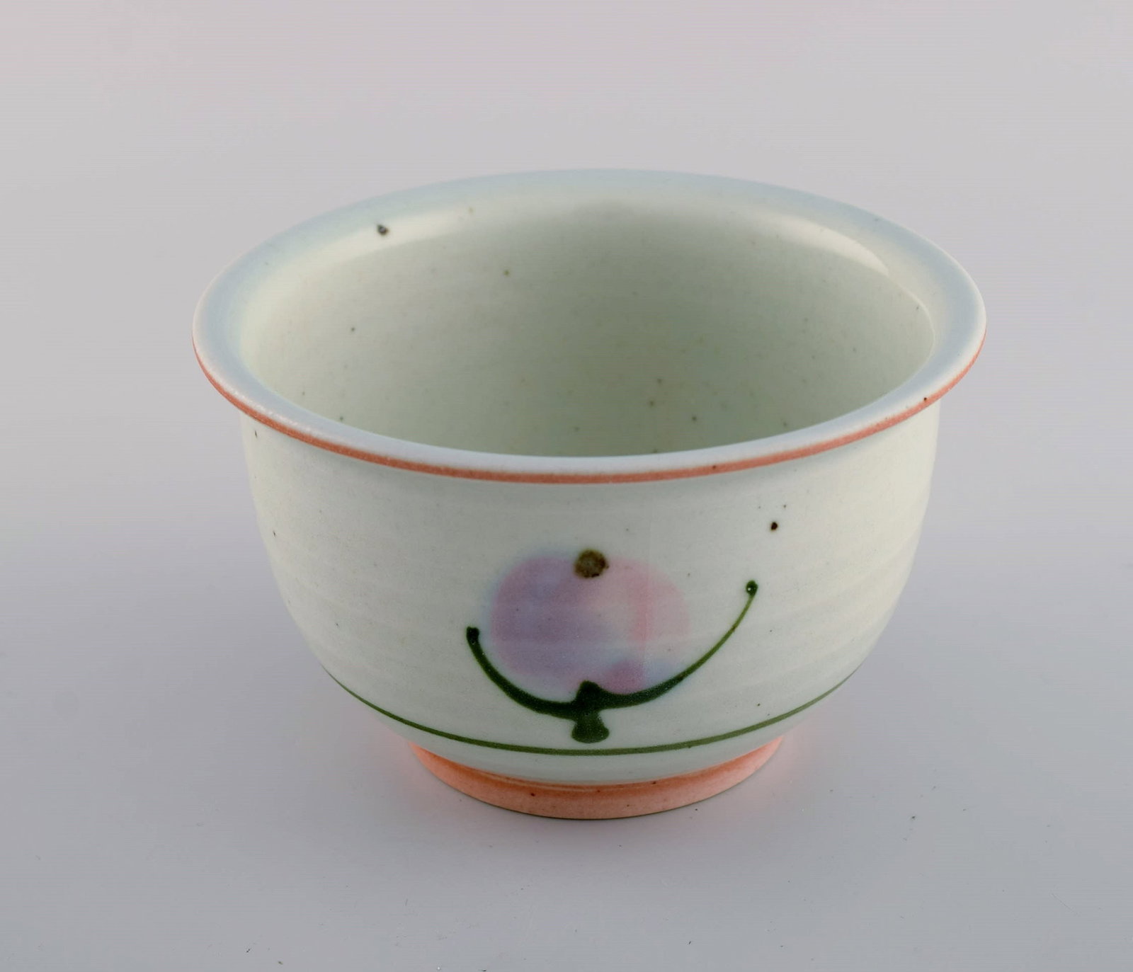 Bodil Manz (b. 1943), Denmark. Unique bowl in glazed ceramics with hand-painted flowers. 1980s. - 3