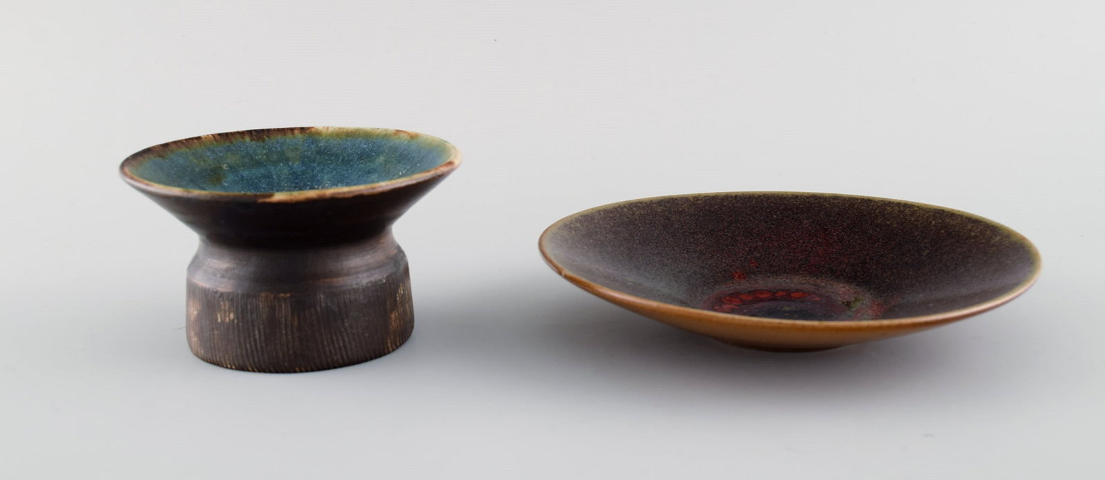 Henning Nilsson for Höganäs. Candlestick and dish in glazed ceramics. 1960s / 70s.: Brand: Höganäs Henning Nilsson for Höganäs. Candlestick and dish in glazed ceramics. 1960s / 70s. The candlestick measures: 10.5 x 6 cm. In excellent condition. Stamped. Reserve: