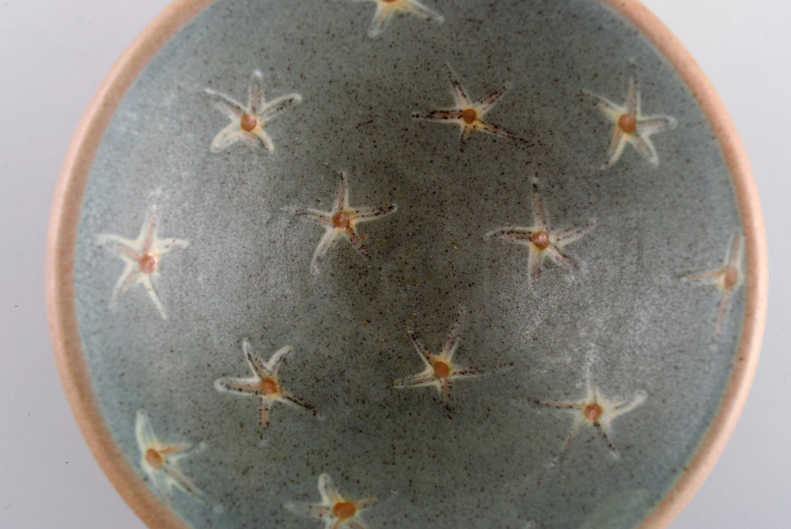 European studio ceramicist. Unique bowl on foot in hand-painted glazed stoneware. Late 20th century. - 4