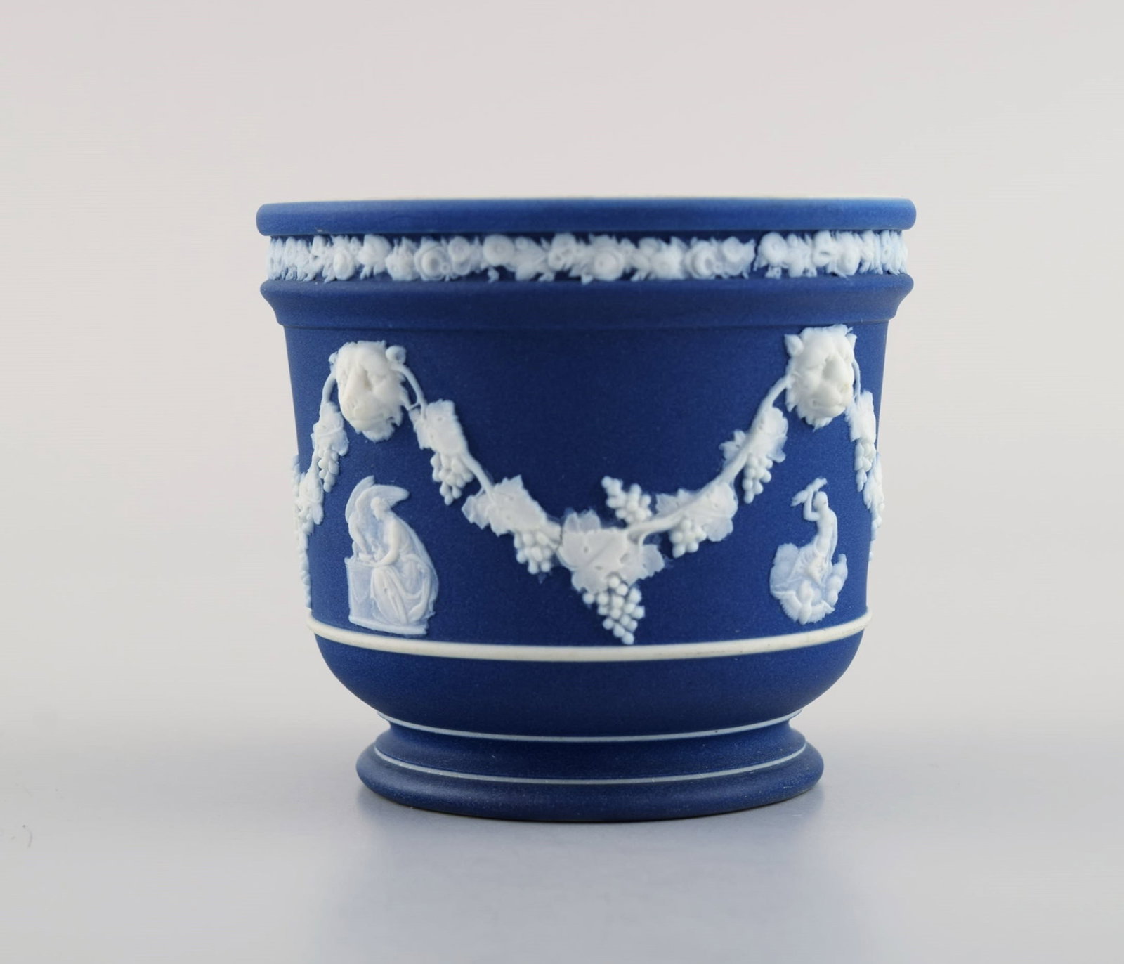 Wedgwood, England. Three bowls / dishes and a vase in black, green and blue stoneware with - 5