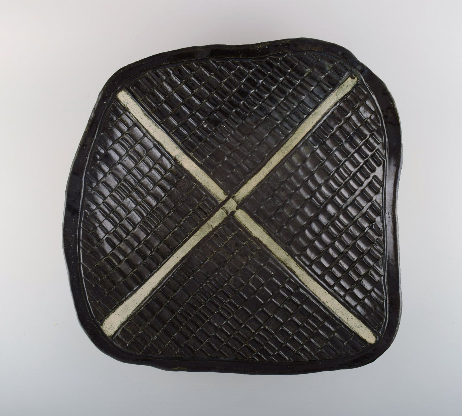 European studio ceramicist. Large unique dish / bowl in glazed ceramics. Late 20th century. - 2