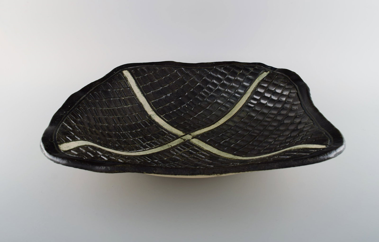 European studio ceramicist. Large unique dish / bowl in glazed ceramics. Late 20th century. - 3
