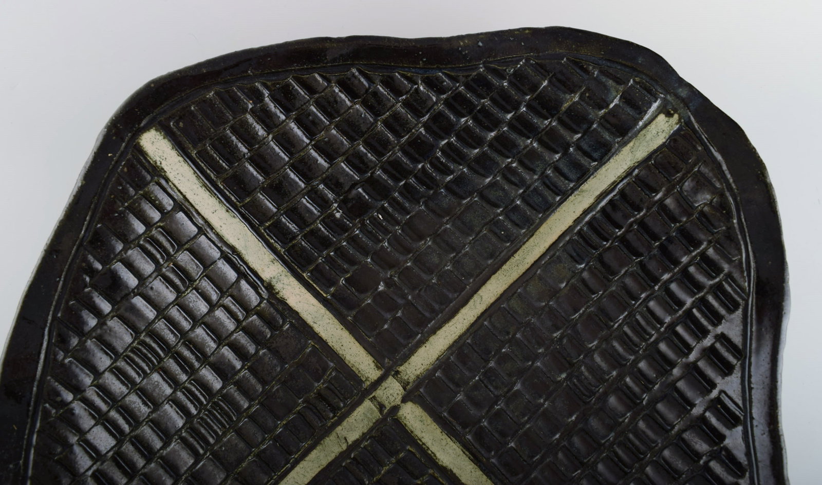 European studio ceramicist. Large unique dish / bowl in glazed ceramics. Late 20th century. - 5