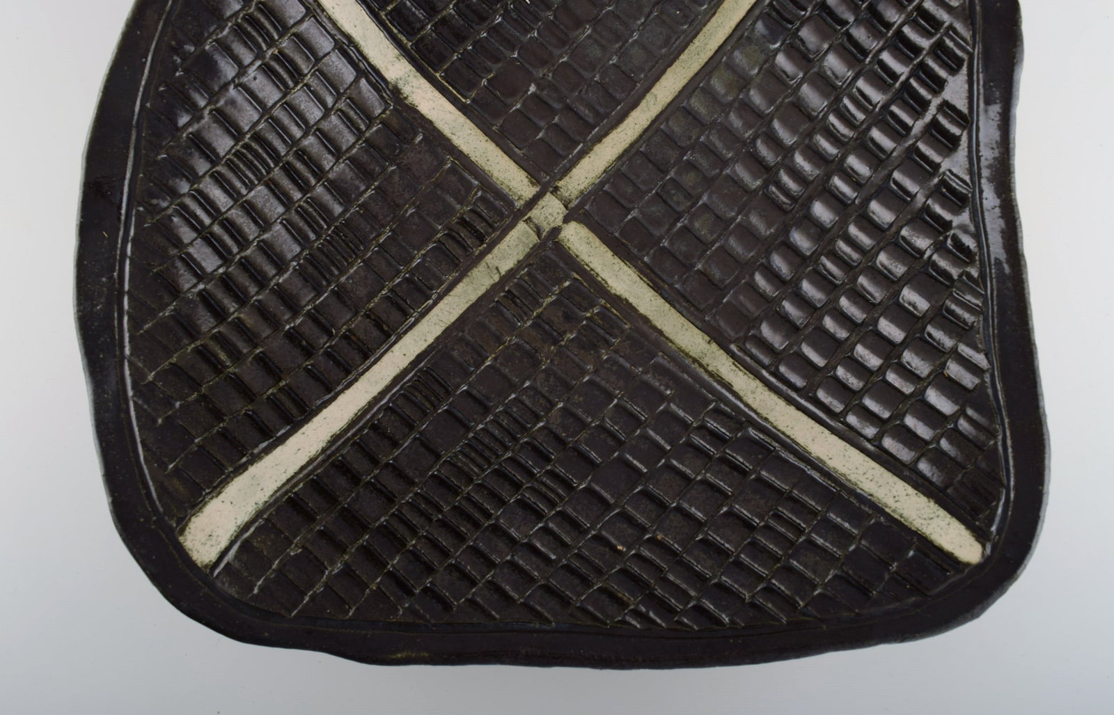 European studio ceramicist. Large unique dish / bowl in glazed ceramics. Late 20th century. - 6
