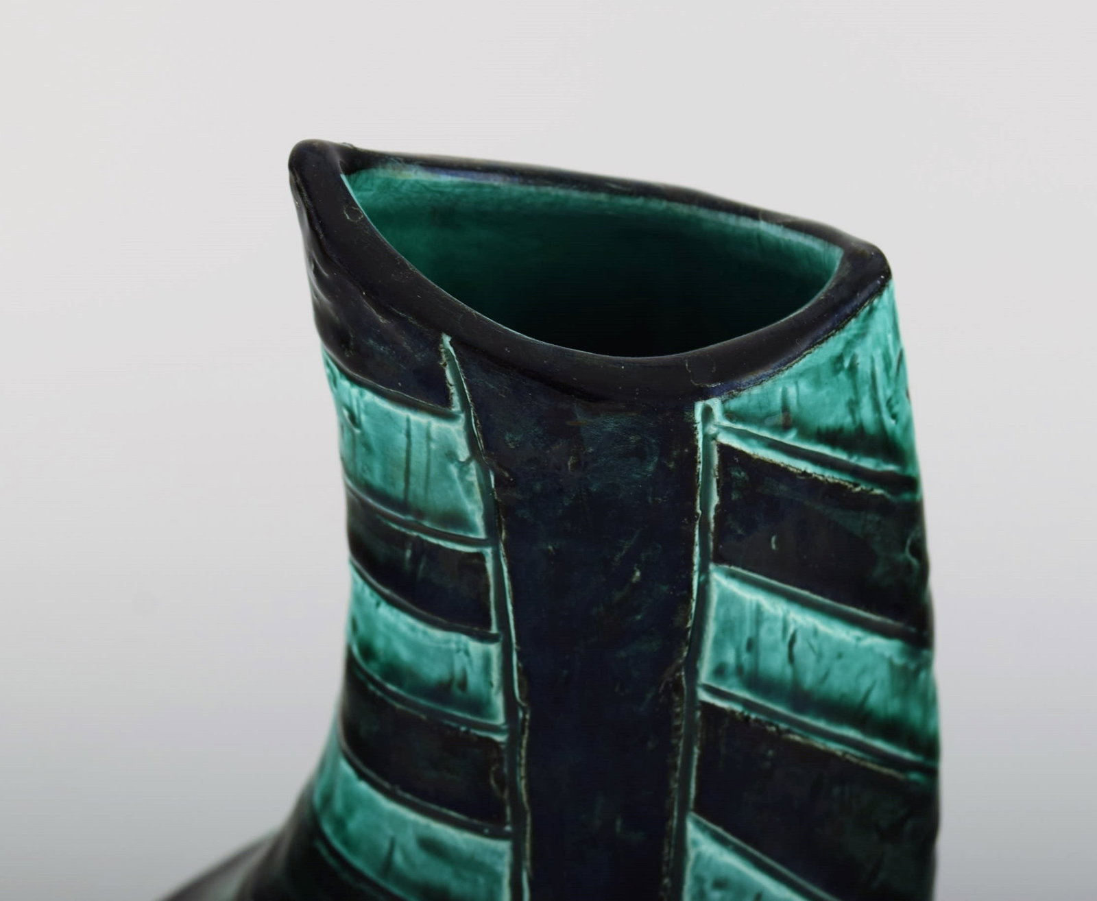 European studio ceramicist. Unique vase in glazed ceramics. Beautiful glaze in shades of blue and - 4