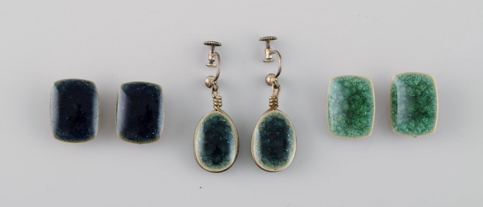 Ole Bjørn Krüger (1922-2007), Danish sculptor and ceramicist. Three pairs of unique ear: Brand: Various Ole Bjørn Krüger (1922-2007), Danish sculptor and ceramicist. Three pairs of unique ear clips in glazed stoneware. Beautiful glaze in blue and green tones. 1960s / 70s. Measur