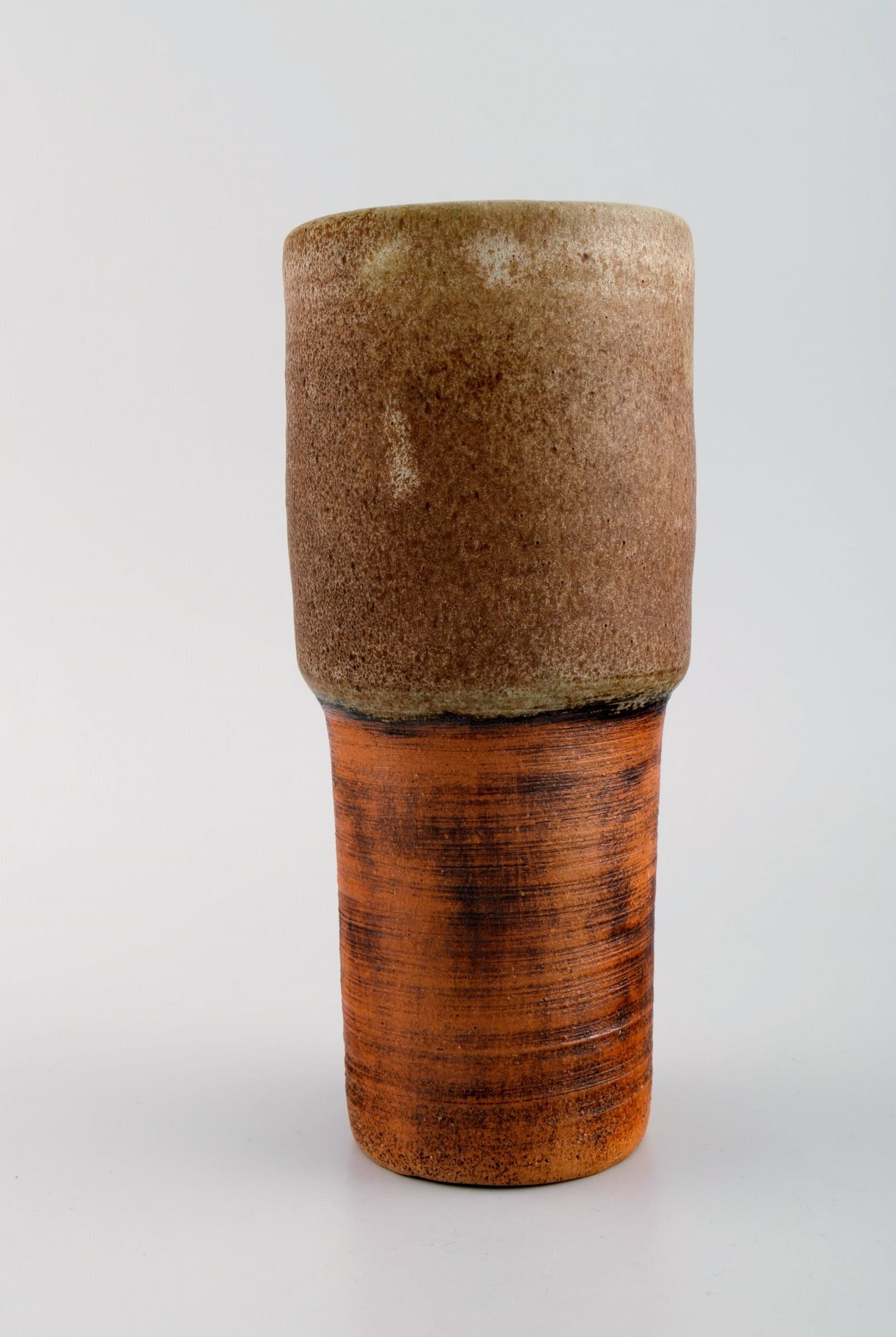 European studio ceramist. Unique vase in glazed ceramics. Beautiful glaze in light brown shades. - 2