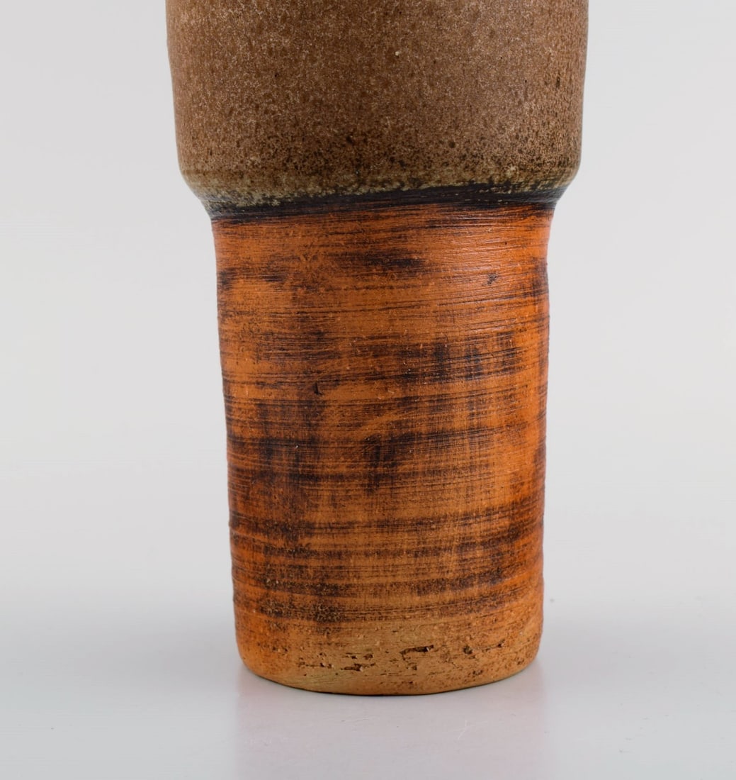 European studio ceramist. Unique vase in glazed ceramics. Beautiful glaze in light brown shades. - 5