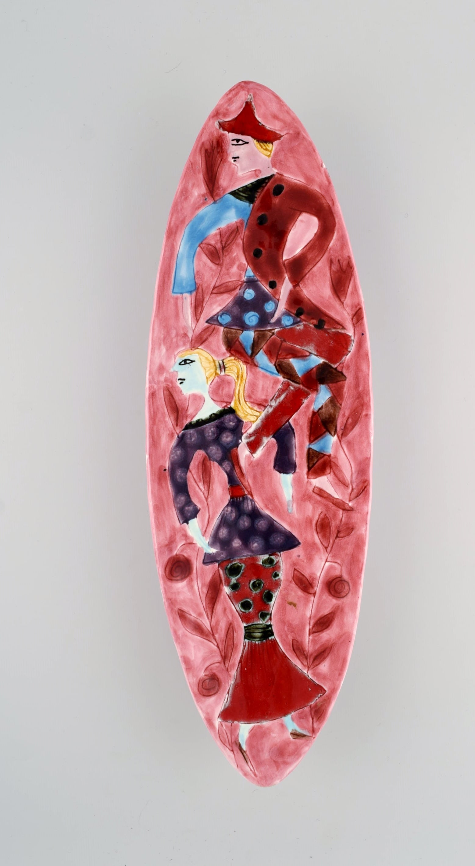 Elio Schiavon (1925-2004), Venice. Unique dish in hand-painted glazed ceramics. Dancing couple on: Brand: Various Elio Schiavon (1925-2004), Venice. Unique dish in hand-painted glazed ceramics. Dancing couple on pink background. Late-20th century. Measures: 38 x 12.5 x 4 cm. In excellent