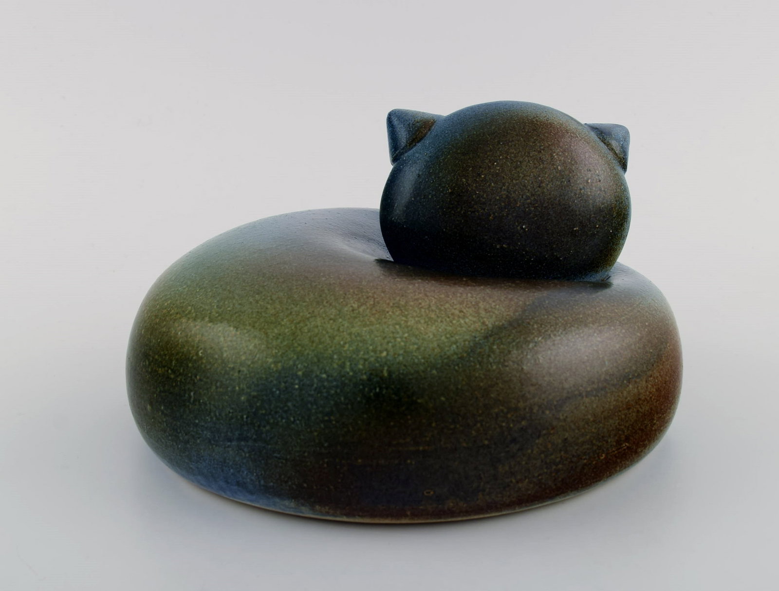 European studio ceramicist. Large unique figure of lying cat. Beautiful glaze in blue-green shades. - 5