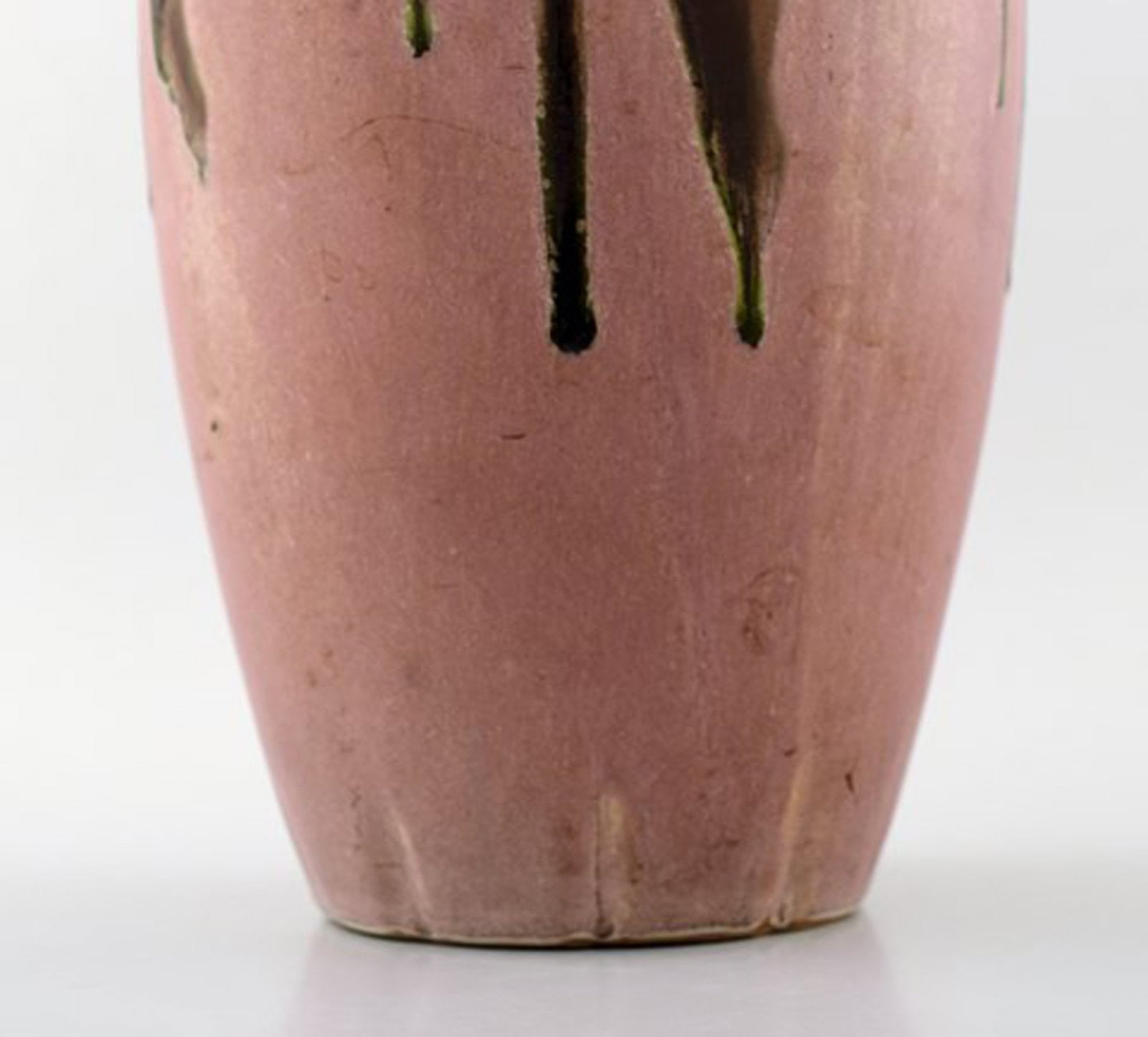 Gilbert Metenier, French ceramist. A pair of Art Deco pottery vases in flaming glaze. - 6