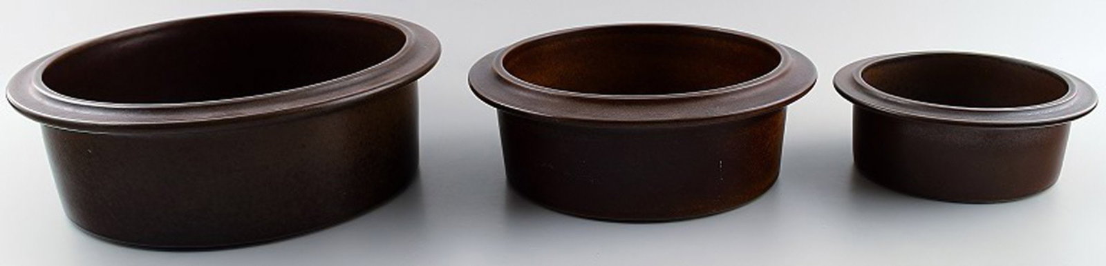 Arabia Ruska stoneware. Finnish Design, 1960/70s. 3 bowls.: Brand: Arabia Arabia Ruska stoneware. Finnish Design, 1960/70s. 3 bowls. The largest bowl measuring 22.5 x 7 cm. In perfect condition. Reserve: $210.00 Shipping: Domestic: Shipping rates are