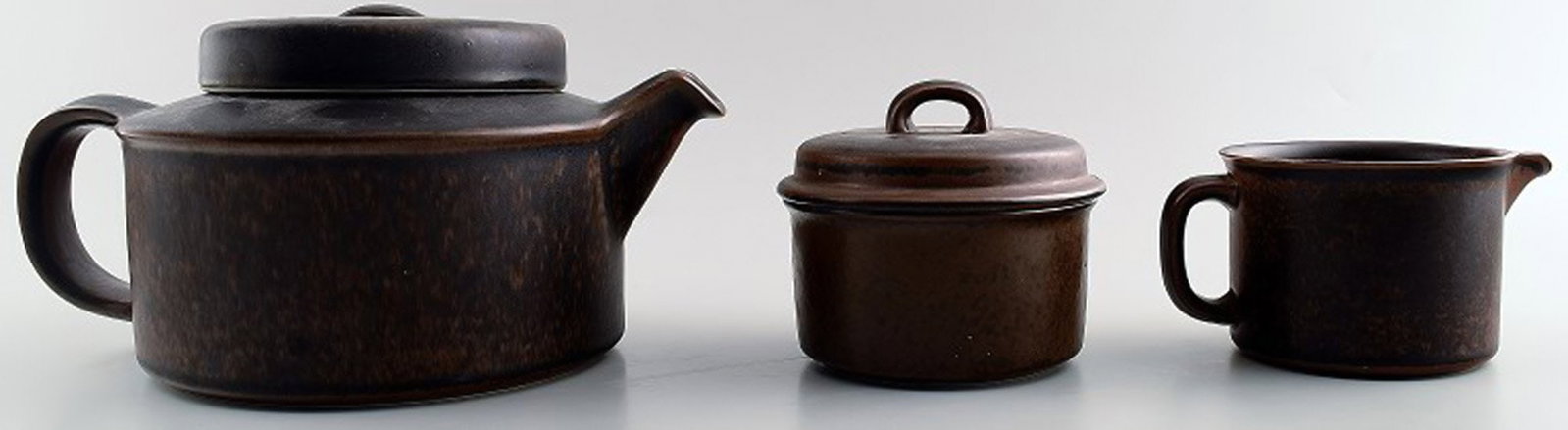 Complete 10 p. Arabia Ruska stoneware tea service.: Brand: Arabia Complete 10 p. Arabia Ruska stoneware tea service. Finnish Design, 1960 / 70s. Consisting of a teapot, 10 teacups 8 x 5 cm. with saucers and a creamer / milk jug. In perfect condition.