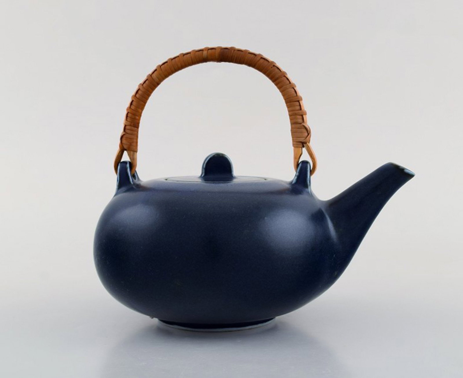 Eva Stæhr-Nielsen for Saxbo. Teapot in glazed ceramics with handle in wicker. Beautiful glaze: Brand: Saxbo Eva Stæhr-Nielsen for Saxbo. Teapot in glazed ceramics with handle in wicker. Beautiful glaze in shades of blue. 1940 / 50's. Measures: 17 x 14 cm (incl. Handle) Stamped. In very