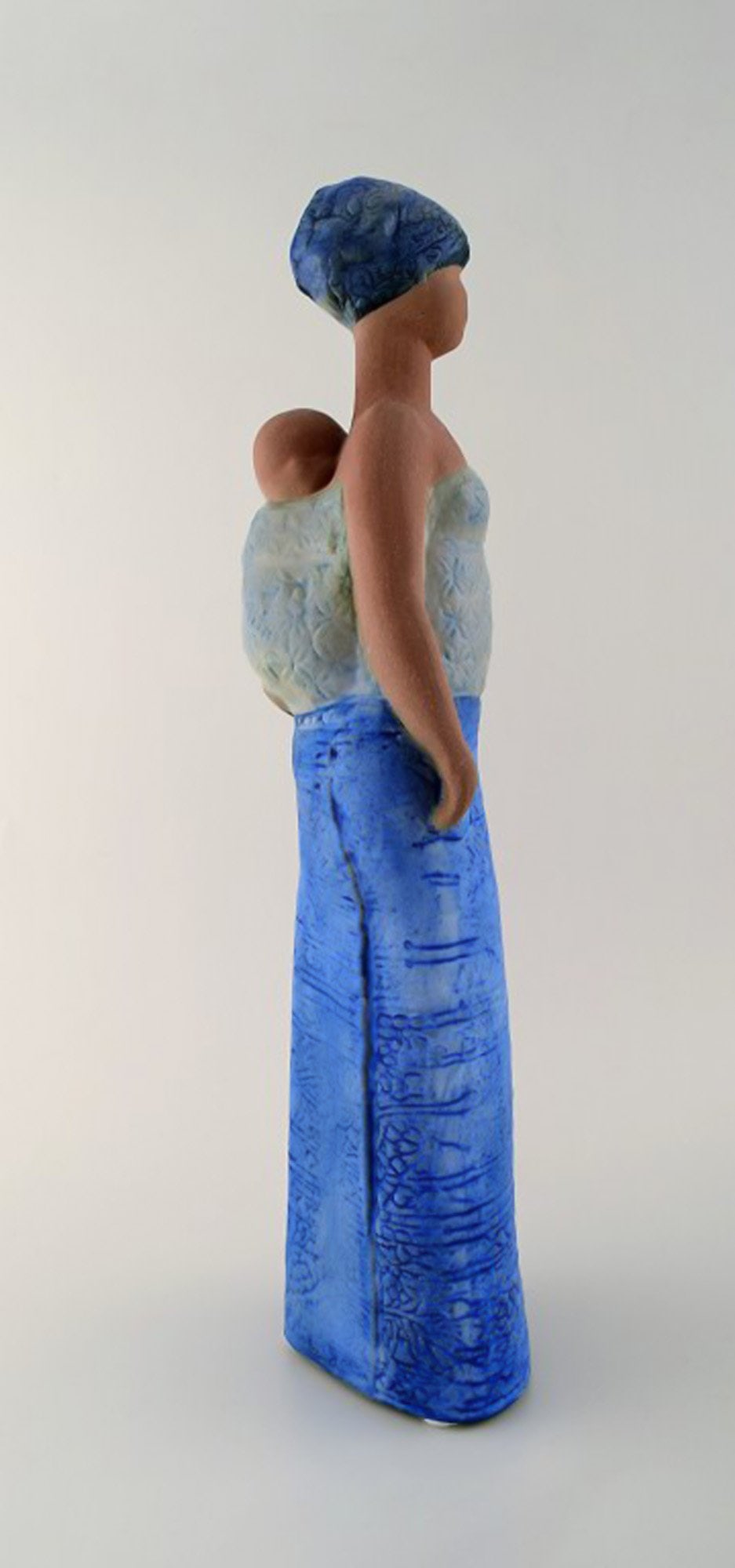 Lisa Larsson, very rare large figure, Mother carrying child. Gustavsberg Swedish ceramic figure: Brand: Gustavsberg Lisa Larsson, very rare large figure, Mother carrying child. Gustavsberg Swedish ceramic figure decorated with glaze. Measures: 46,5 cm x 12 cm. Stamped. K-Studion. Perfect