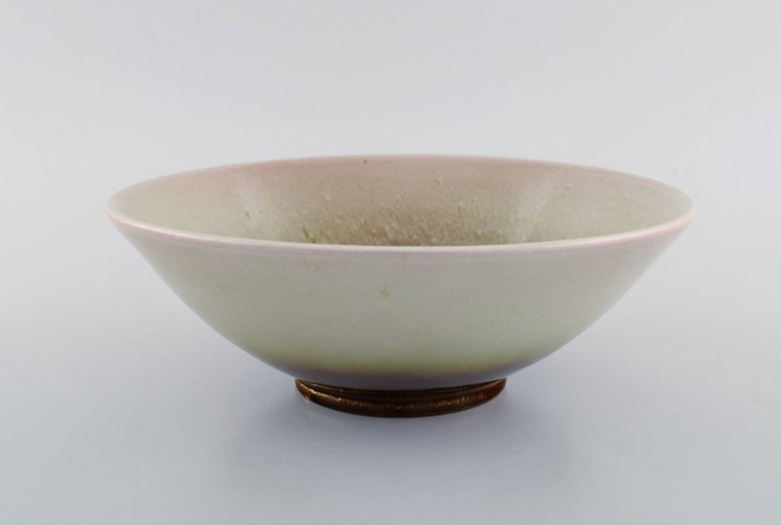 Vicke Lindstrand for Upsala-Ekeby. Large bowl in glazed ceramics. Beautiful glaze in red and sand: Brand: Upsala Ekeby Vicke Lindstrand for Upsala-Ekeby. Large bowl in glazed ceramics. Beautiful glaze in red and sand shades. Mid-20th century. Measures: 22.5 x 7.7 cm. In very good condition. Stamped