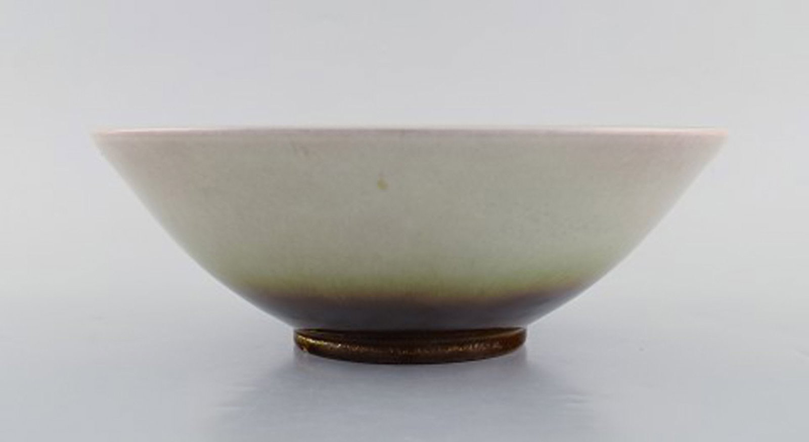 Vicke Lindstrand for Upsala-Ekeby. Large bowl in glazed ceramics. Beautiful glaze in red and sand - 2