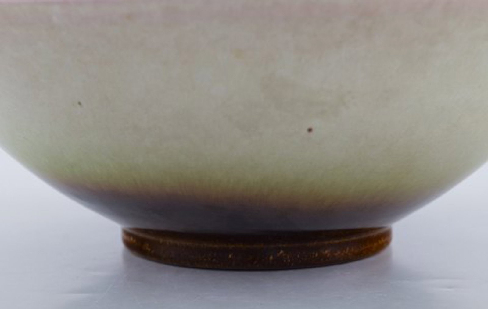 Vicke Lindstrand for Upsala-Ekeby. Large bowl in glazed ceramics. Beautiful glaze in red and sand - 4