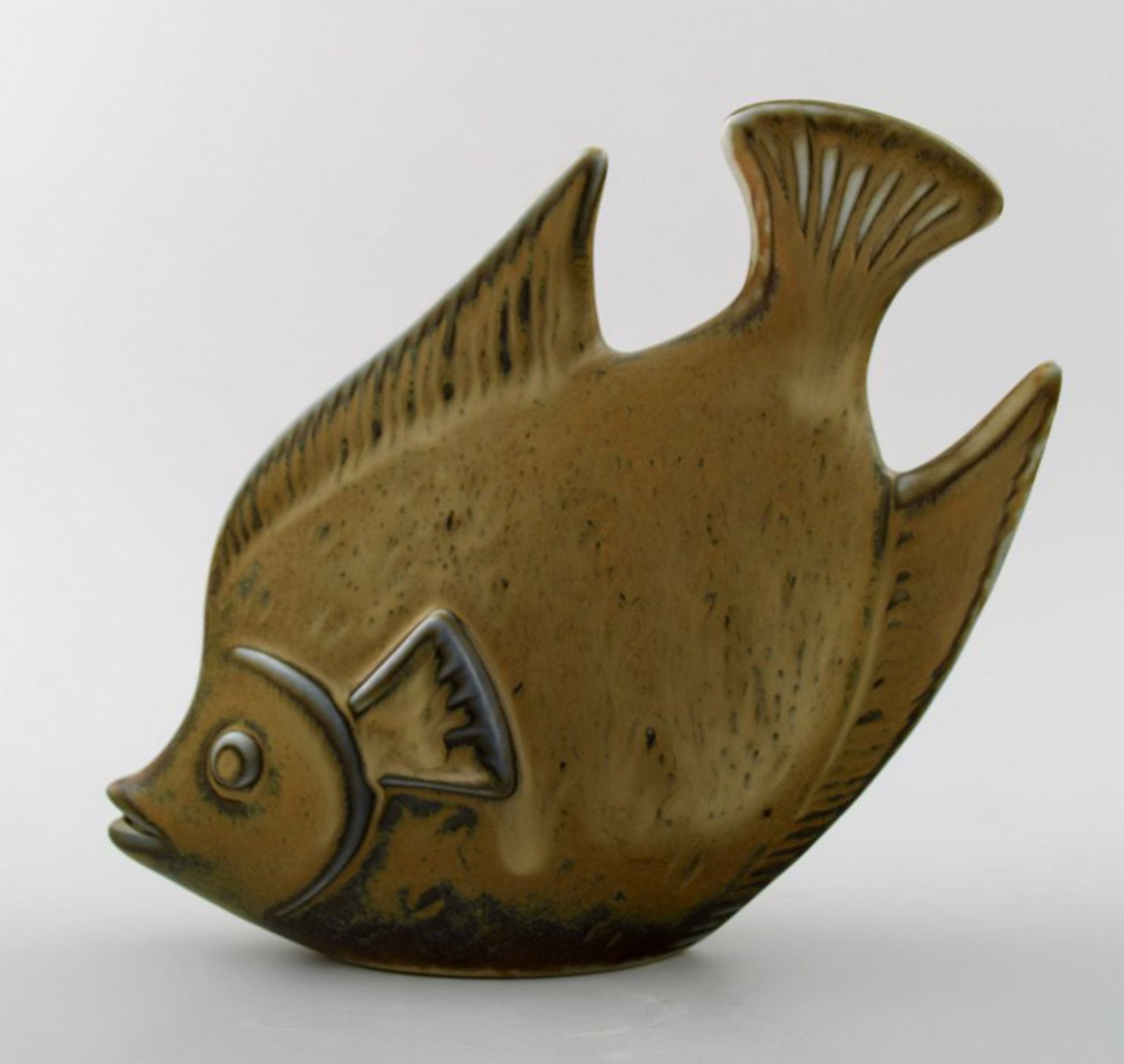 Rörstrand stoneware figure by Gunnar Nylund, fish.: Brand: Rörstrand Rörstrand stoneware figure by Gunnar Nylund, fish. In perfect condition. 1st. factory quality. Measures 17 x 15 cm. Reserve: $224.00 Shipping: Domestic: Shipping rates are