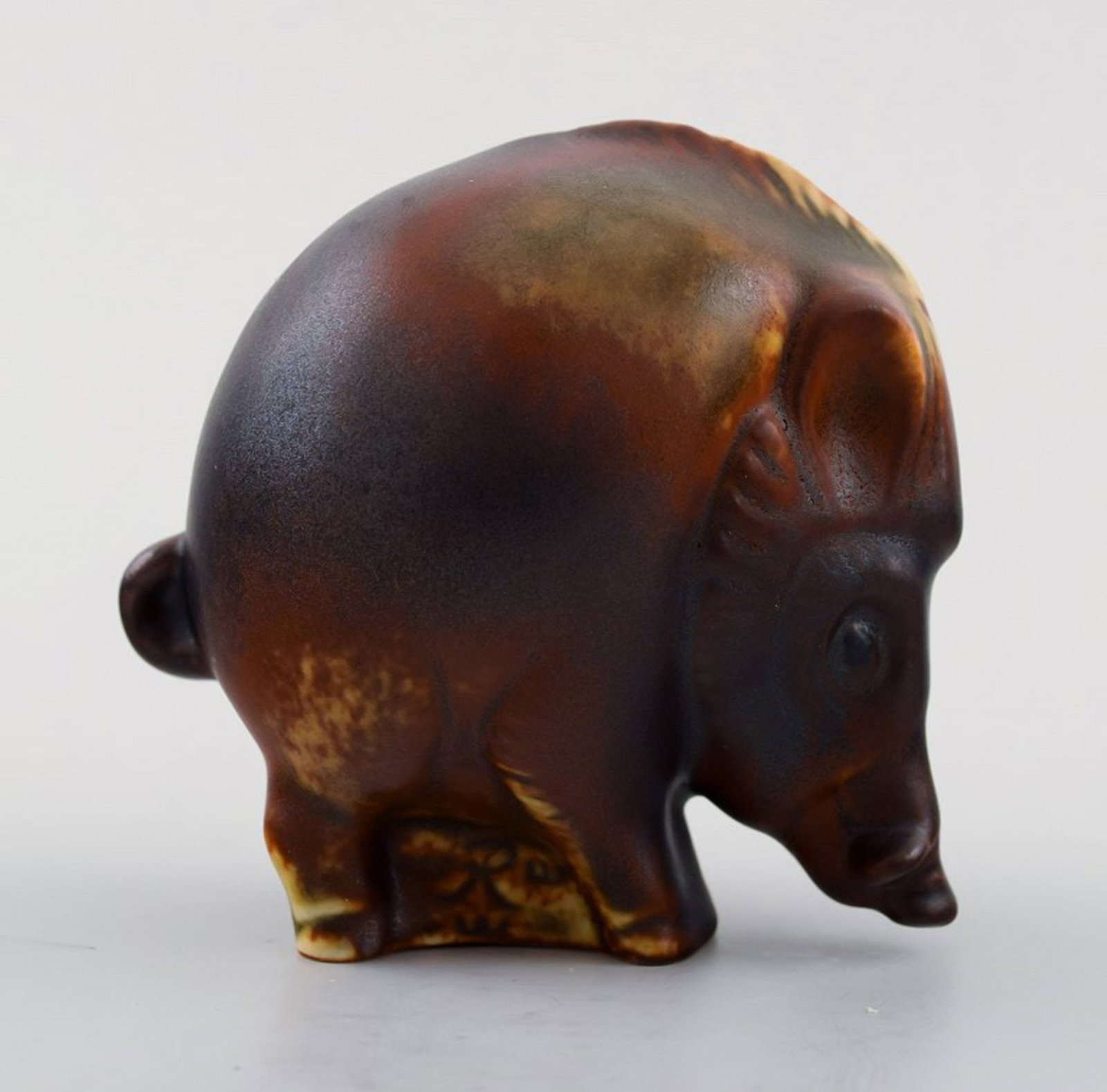 Gösta Grähs for Rörstrand, young wild boar, ceramics.: Brand: Rörstrand Gösta Grähs for Rörstrand, young wild boar, ceramics. The glaze in brown shades. Measures 8 cm. x 7.5 cm. Perfect condition, 1st. factory quality. Reserve: