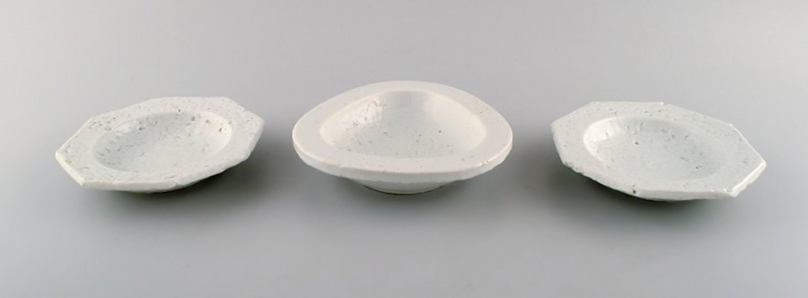 Rörstrand Gunnar Nylund 3 small Chamotte bowls.: Brand: Rörstrand Rörstrand Gunnar Nylund 3 small Chamotte bowls. Measures 15 cm. x 4 cm. (Largest) White glaze. Marked. In perfect condition. Reserve: $238.00 Shipping: Domestic: Shipping