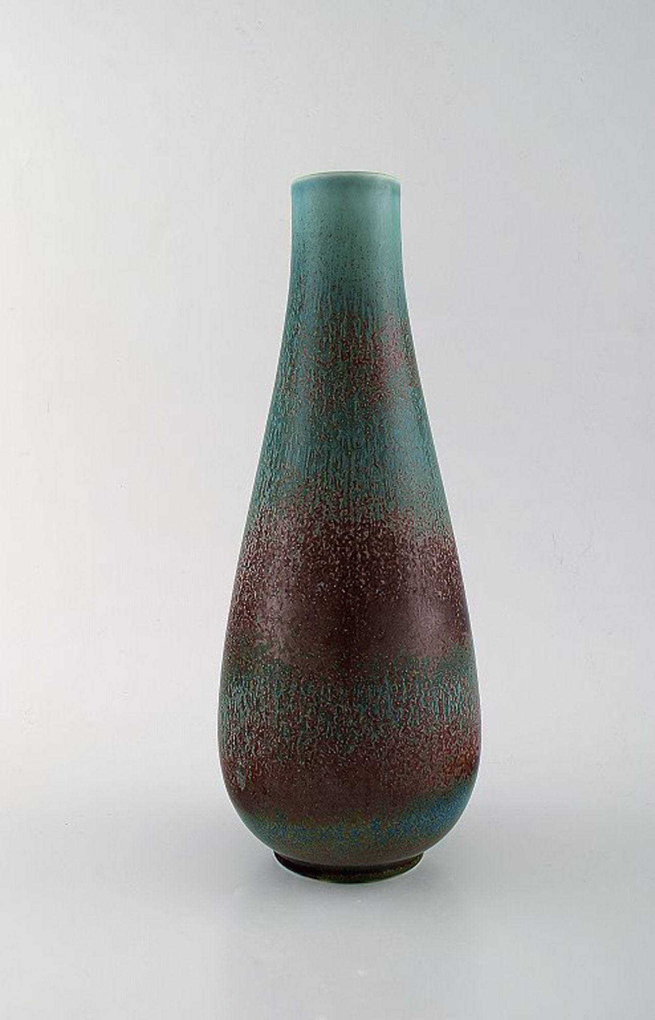 Gunnar Nylund for Rörstrand / Rorstrand. Large stoneware vase. 1950's.: Brand: Rörstrand Gunnar Nylund for Rörstrand / Rørstrand. Large stoneware vase. 1950's. Measures: 28.5 x 12 cm. In perfect condition. Beautiful glaze in purple and blue green shades. 2.