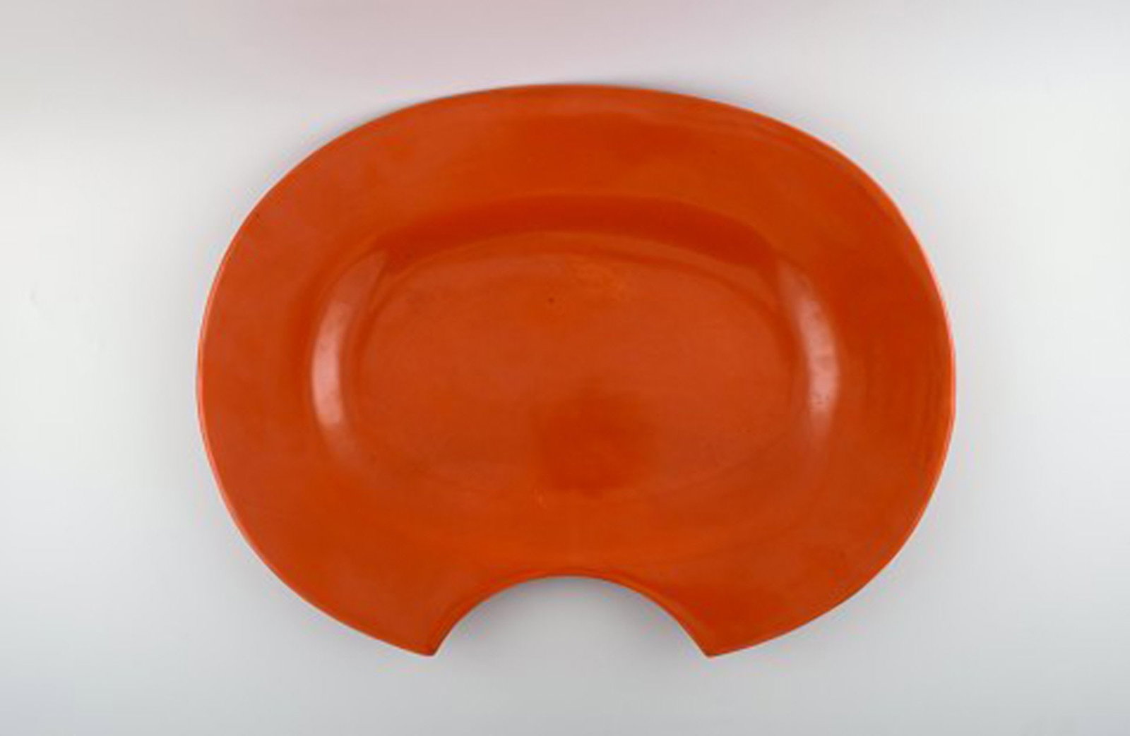 Bjorn Wiinblad. 'Figaro' Very large shaving-dish / wall plaque in orange. - 2